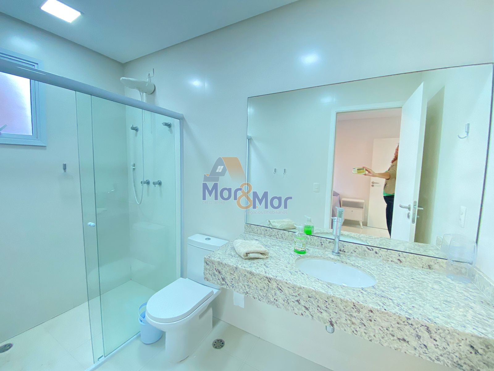 Apartamento na Praia das Pitangueiras, Guarujá - SP