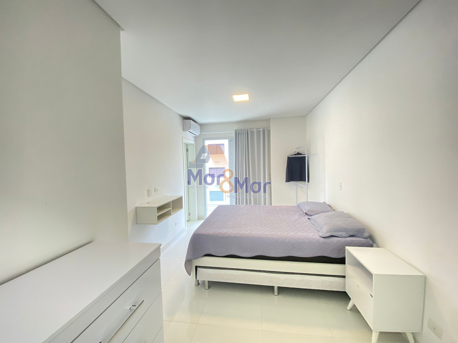 Apartamento na Praia das Pitangueiras, Guarujá - SP