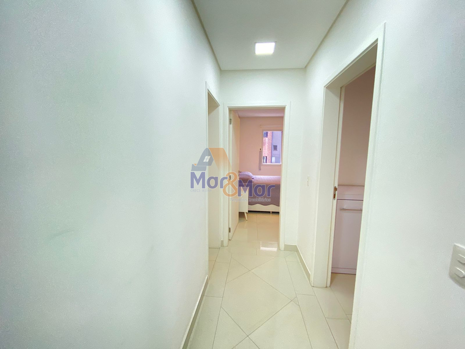 Apartamento na Praia das Pitangueiras, Guarujá - SP