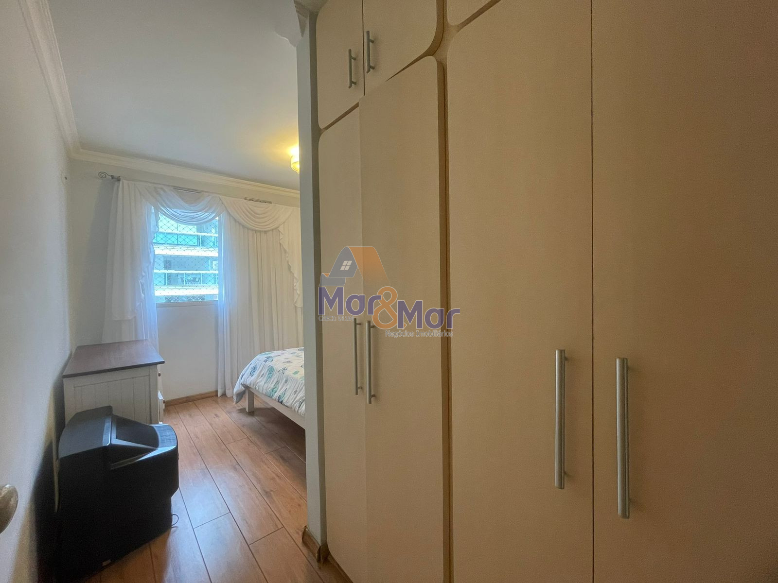 Apartamento na Praia das Pitangueiras, Guarujá - SP