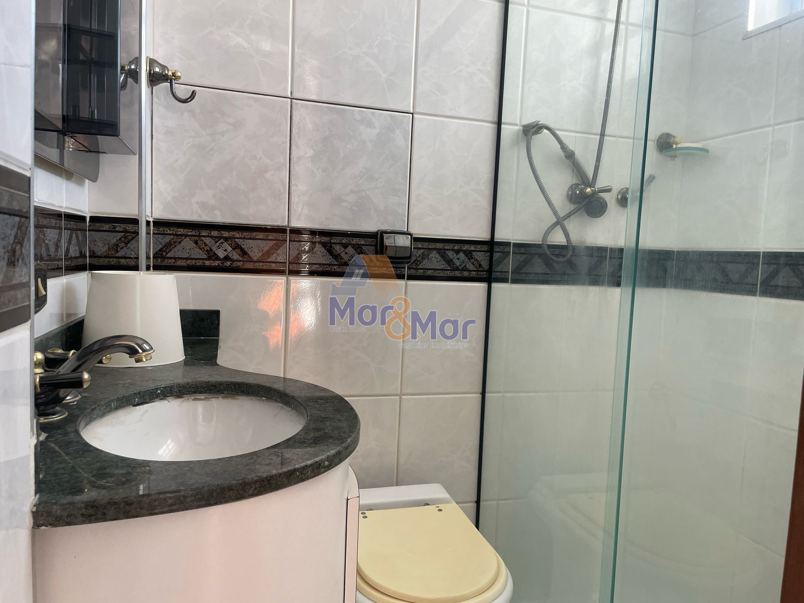 Apartamento na Praia das Pitangueiras, Guarujá - SP