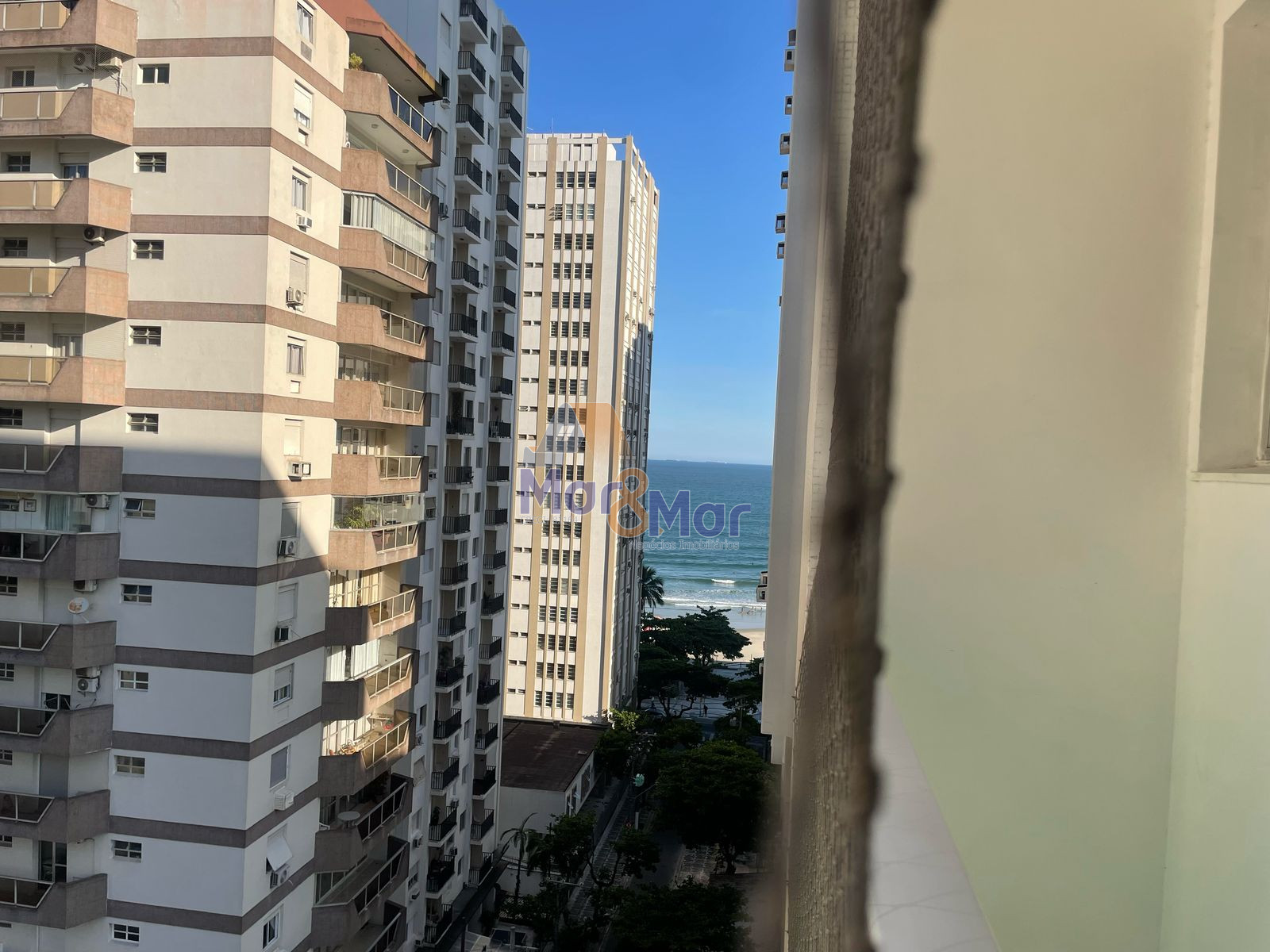 Apartamento na Praia das Pitangueiras, Guarujá - SP