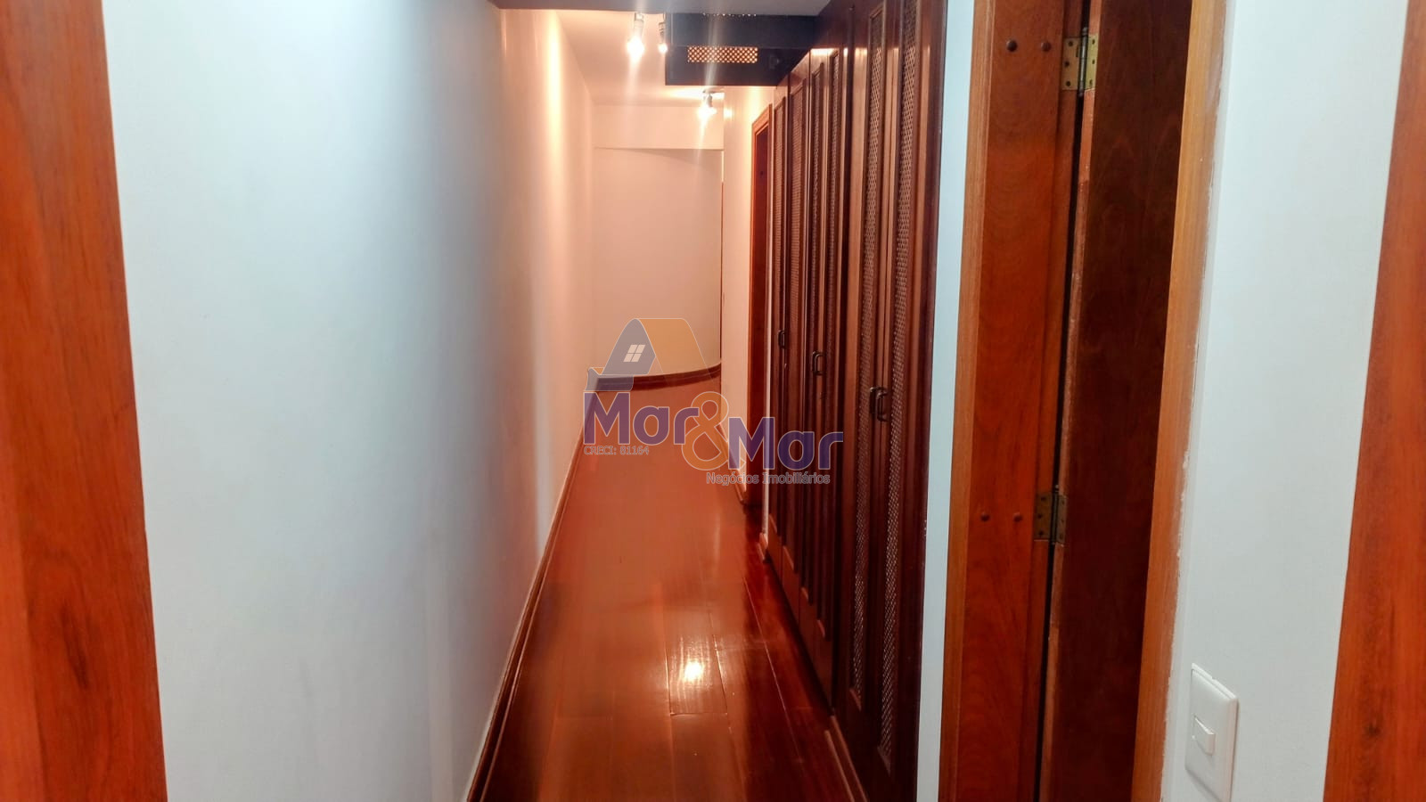 Apartamento na Praia das Pitangueiras, Guarujá - SP