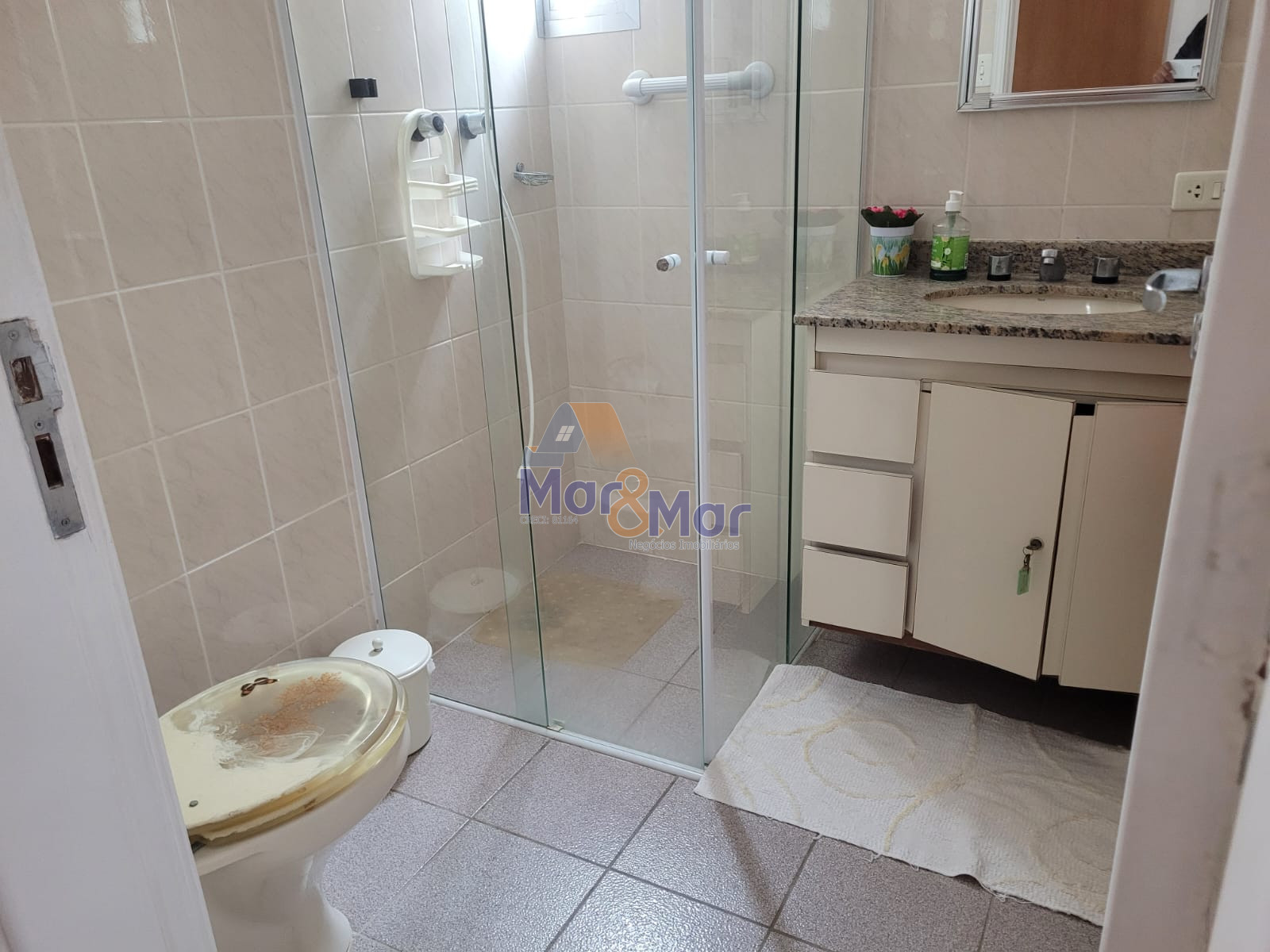 Apartamento na Praia das Pitangueiras, Guarujá - SP