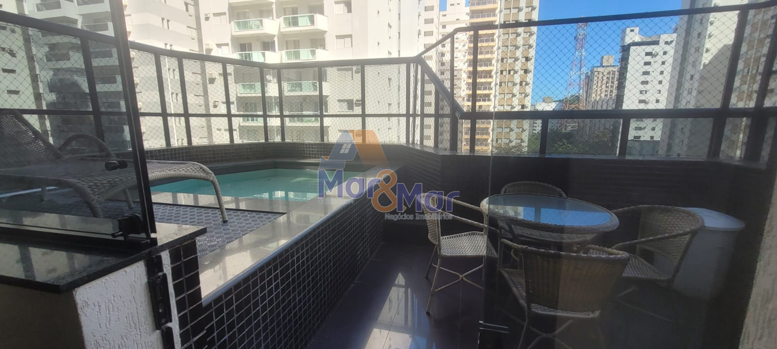 Duplex à Venda na Praia das Pitangueiras - Guarujá