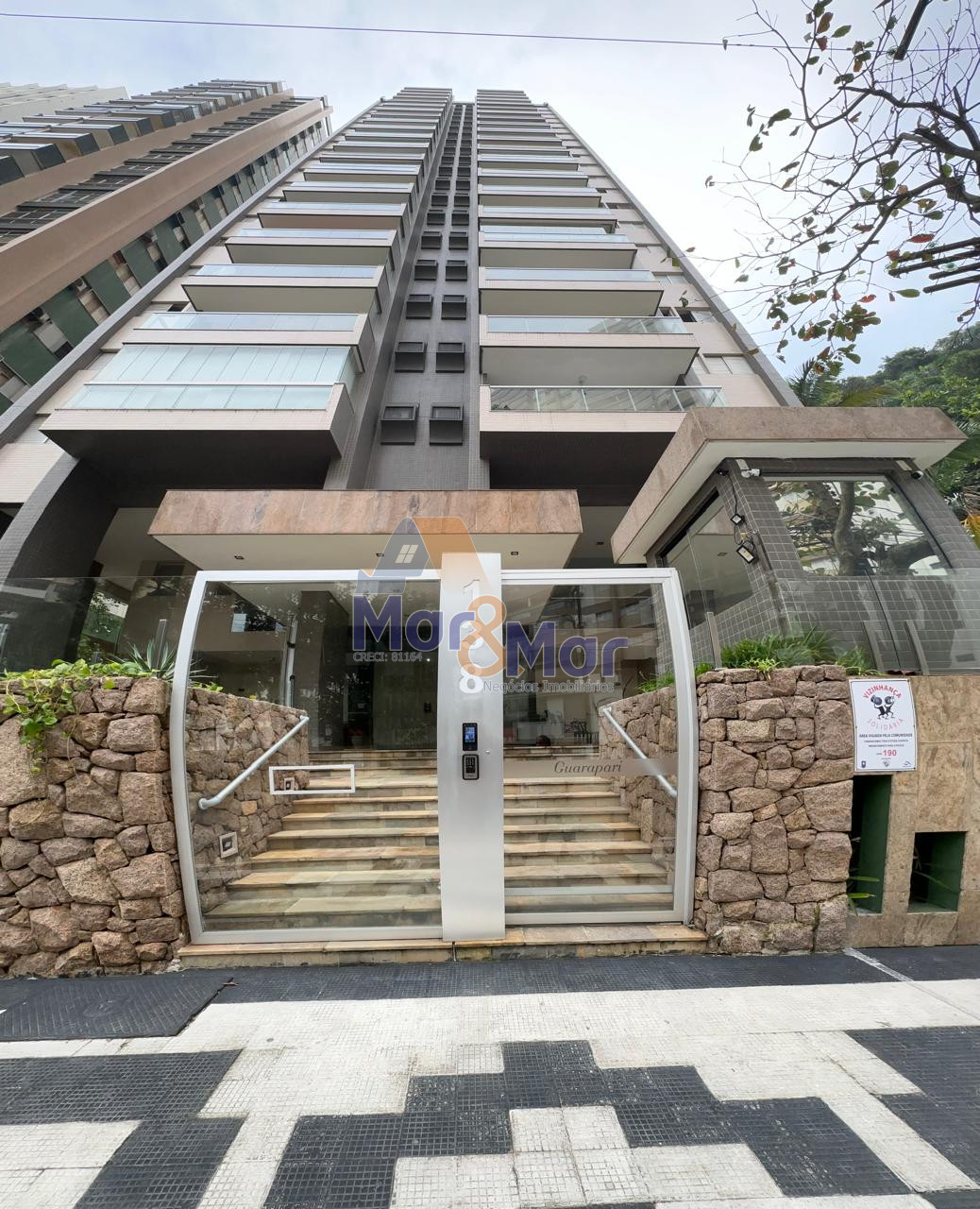Apartamento na Praia das Pitangueiras, Guarujá - SP