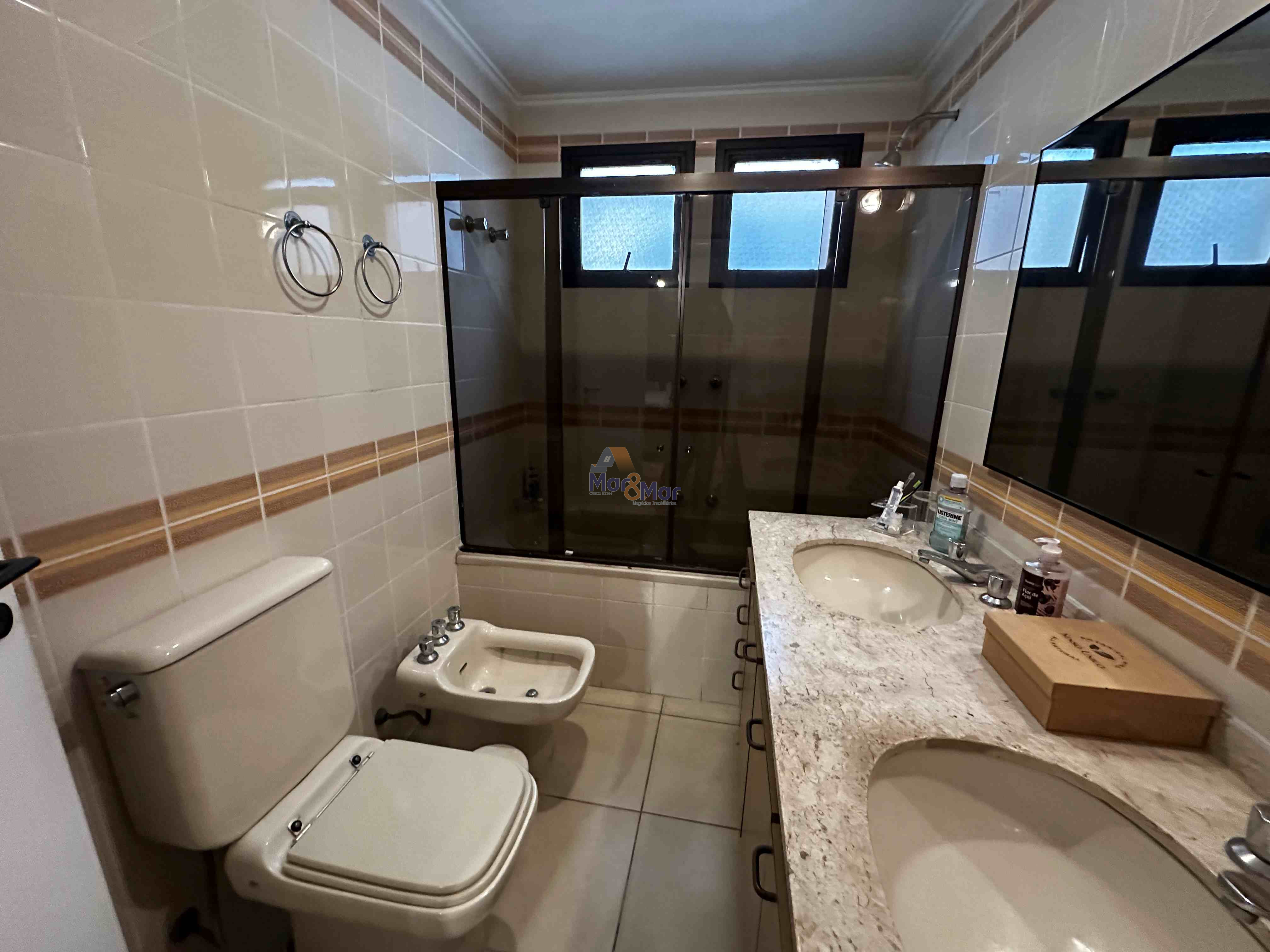 Apartamento na Praia das Pitangueiras, Guarujá - SP
