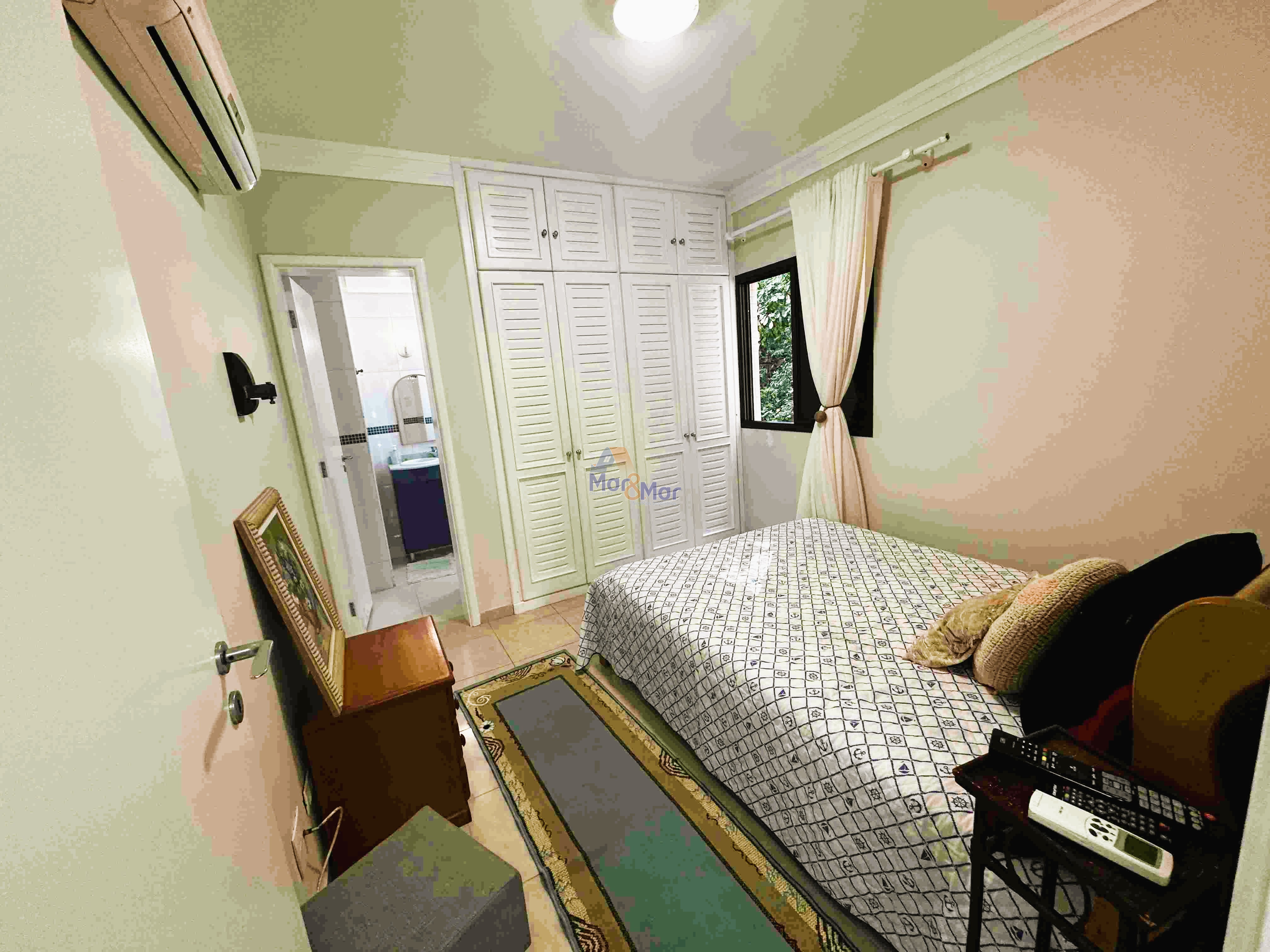 Apartamento na Praia das Pitangueiras, Guarujá - SP