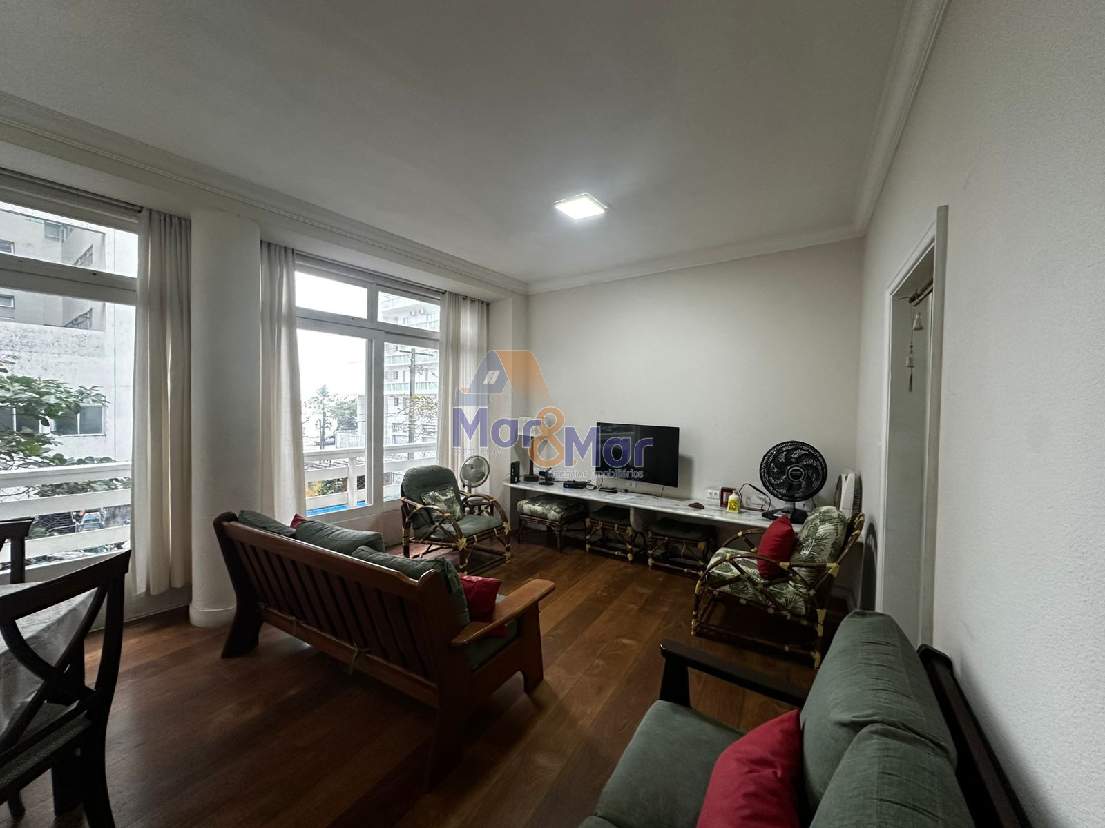 Apartamento na Praia das Pitangueiras, Guarujá - SP