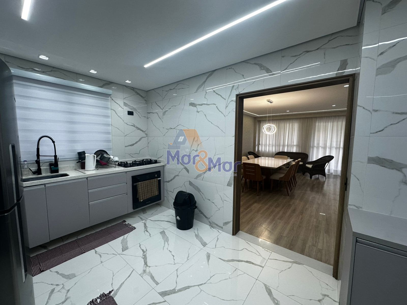 Apartamento na Praia das Pitangueiras, Guarujá - SP
