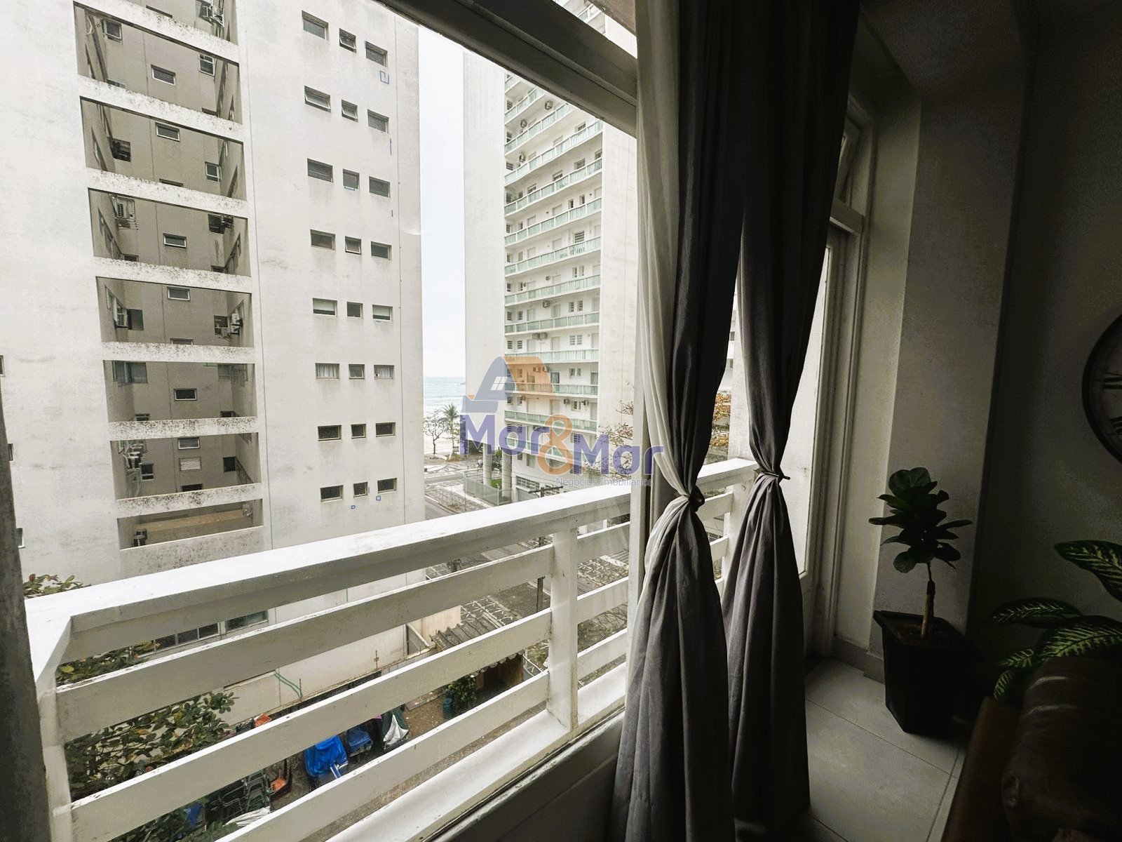 Apartamento na Praia das Pitangueiras, Guarujá - SP
