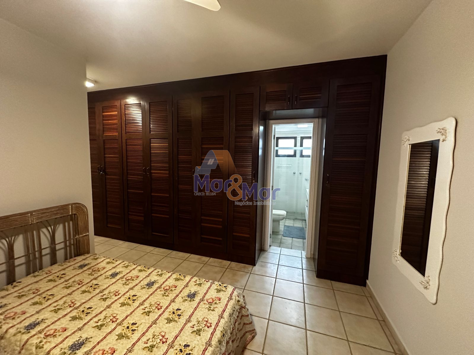 Apartamento na Praia das Pitangueiras, Guarujá - SP