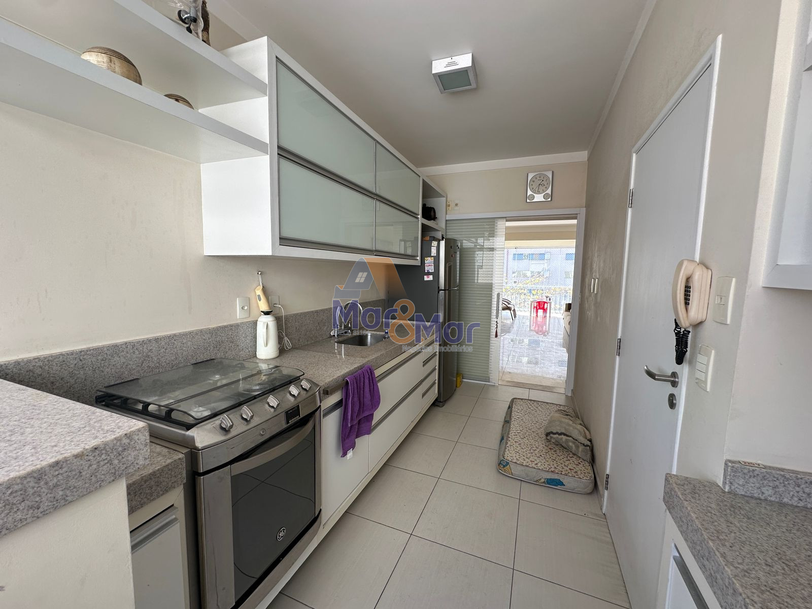 Apartamento na Praia das Pitangueiras, Guarujá - SP