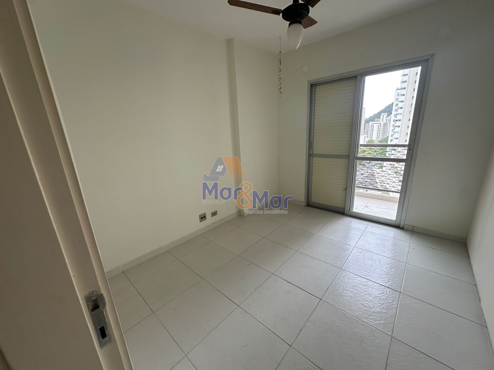 Apartamento na Praia das Pitangueiras, Guarujá - SP