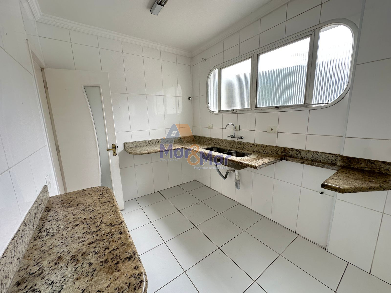 Apartamento na Praia das Pitangueiras, Guarujá - SP