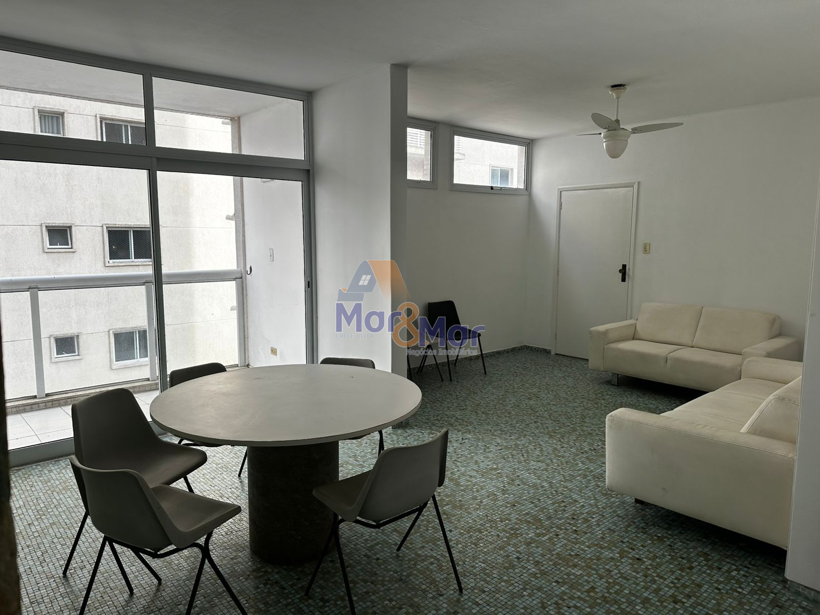 Apartamento na Praia das Pitangueiras, Guarujá - SP