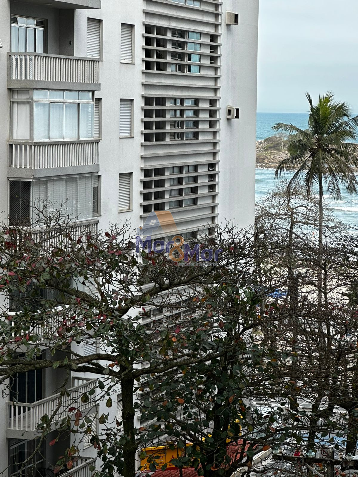 Apartamento na Praia das Pitangueiras, Guarujá - SP