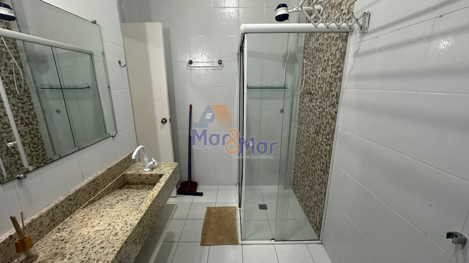 Apartamento na Praia das Pitangueiras, Guarujá - SP