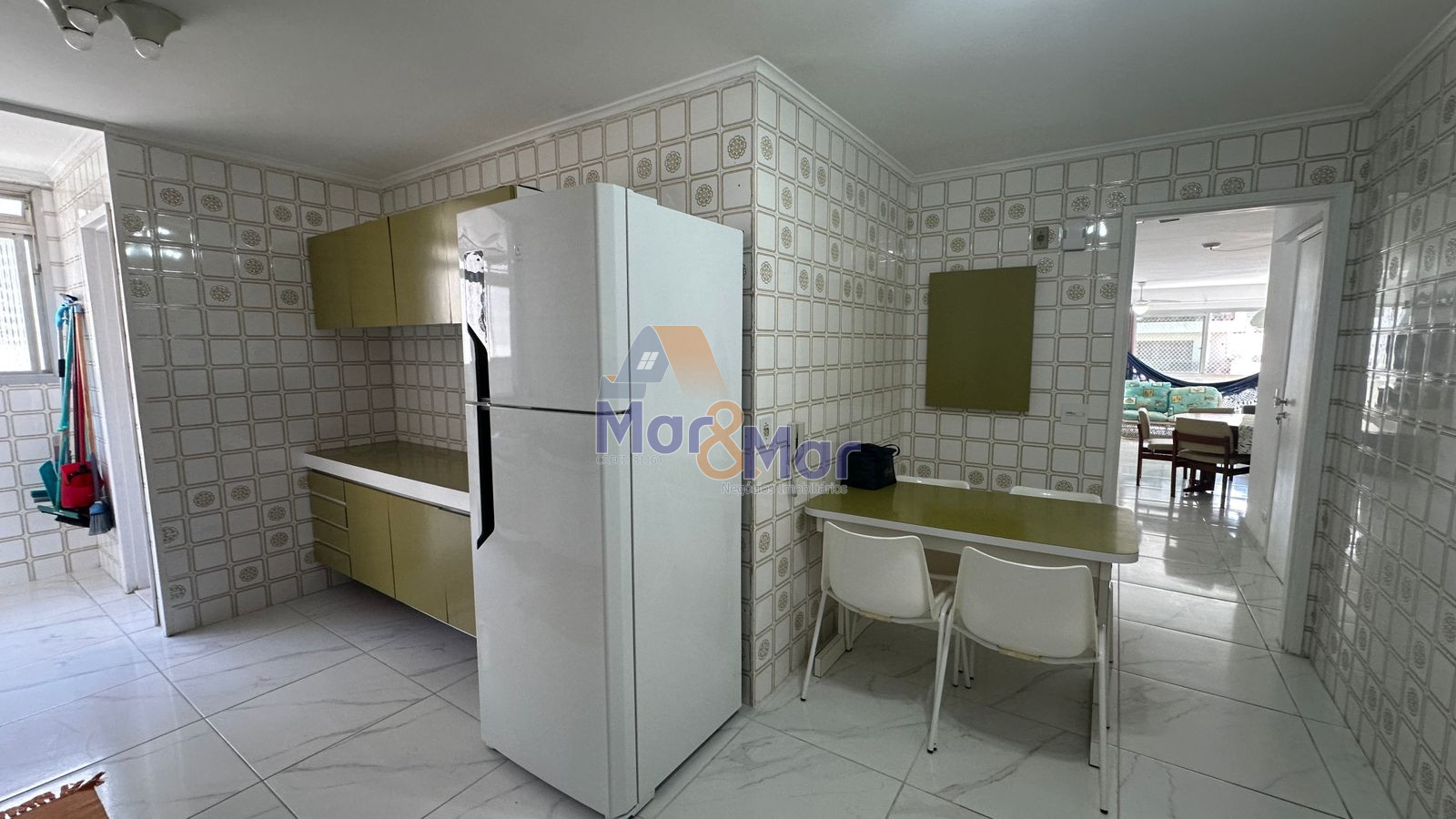 Apartamento na Praia das Pitangueiras, Guarujá - SP