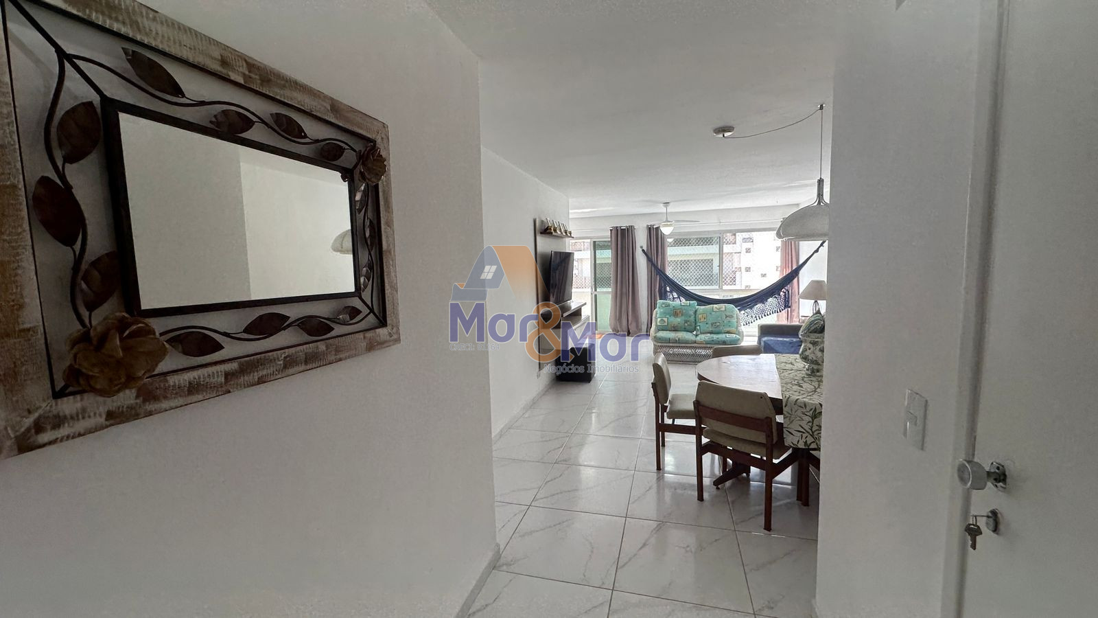 Apartamento na Praia das Pitangueiras, Guarujá - SP