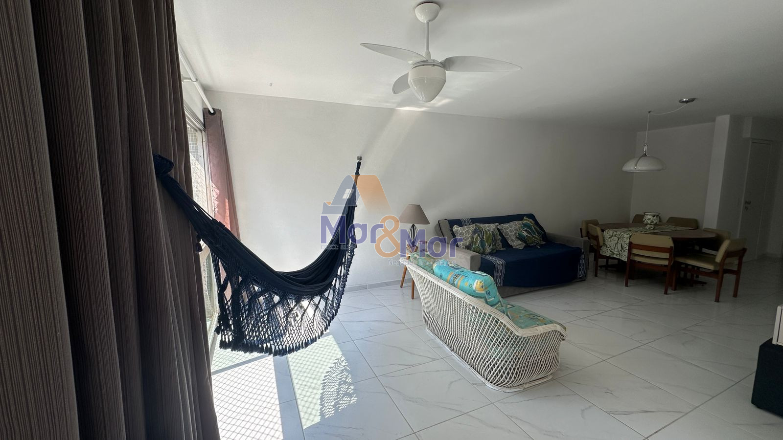 Apartamento na Praia das Pitangueiras, Guarujá - SP