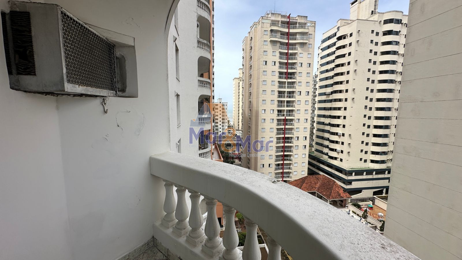 Apartamento na Praia das Pitangueiras, Guarujá - SP