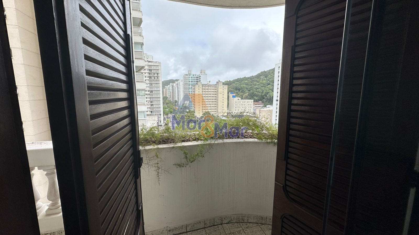 Apartamento na Praia das Pitangueiras, Guarujá - SP