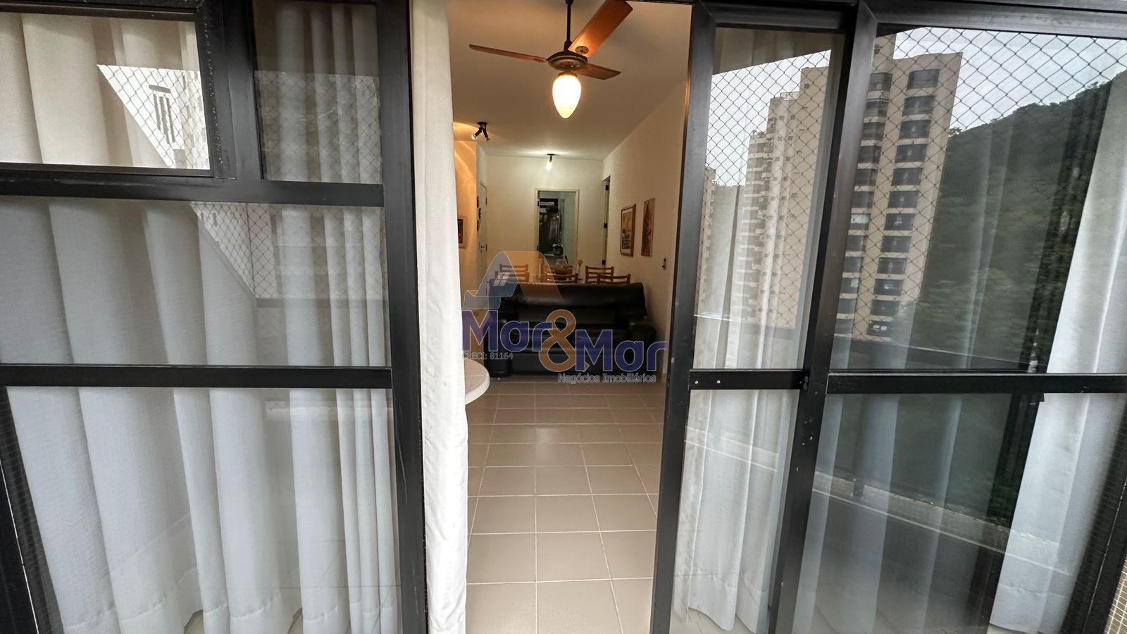 Apartamento na Praia das Pitangueiras, Guarujá - SP