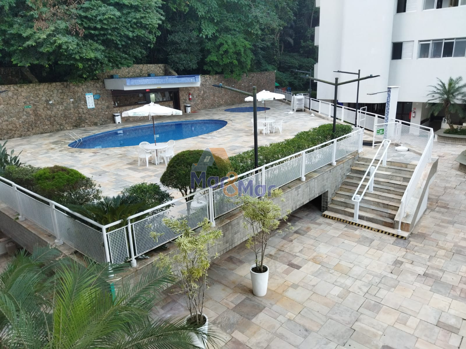 Apartamento na Praia das Pitangueiras, Guarujá - SP