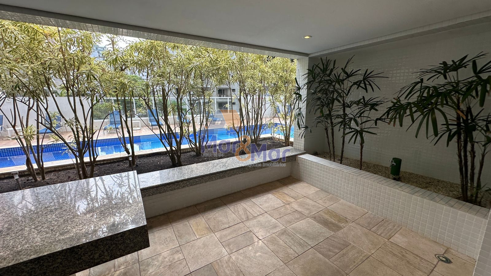 Apartamento na Praia das Pitangueiras, Guarujá - SP