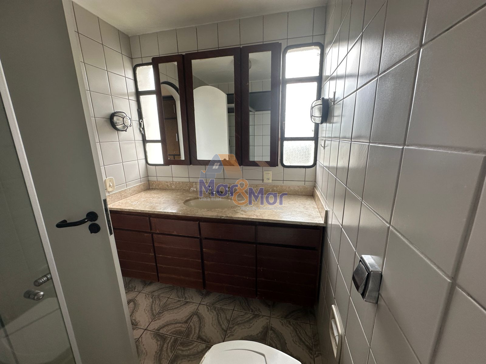 Apartamento na Praia das Pitangueiras, Guarujá - SP