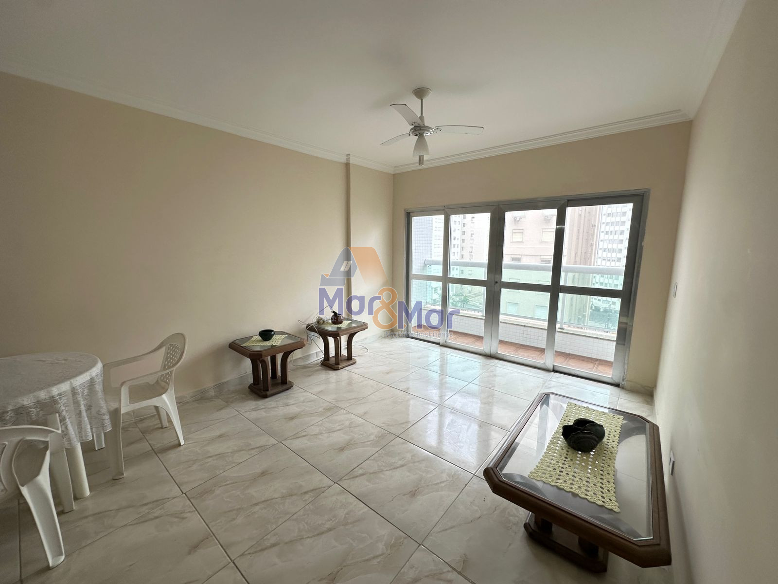 Apartamento na Praia das Pitangueiras, Guarujá - SP