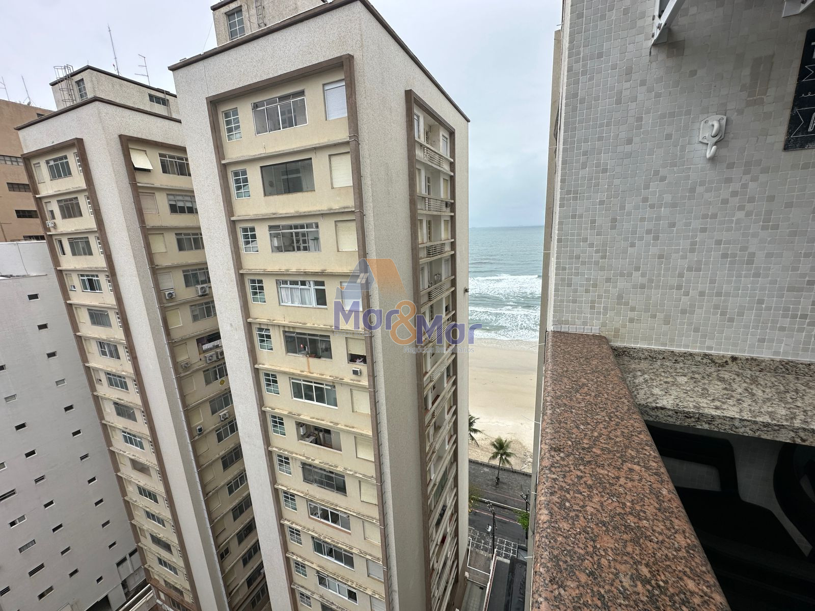 Apartamento na Praia das Pitangueiras, Guarujá - SP