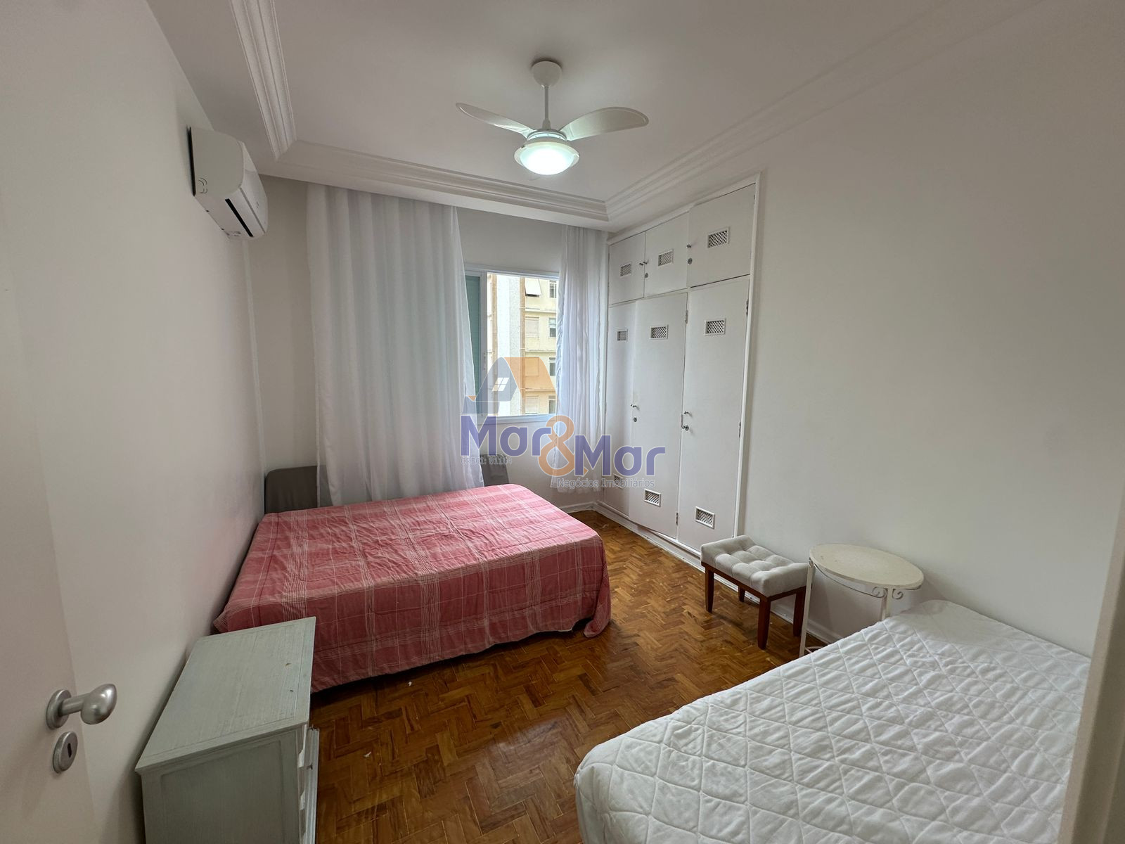 Apartamento na Praia das Pitangueiras, Guarujá - SP