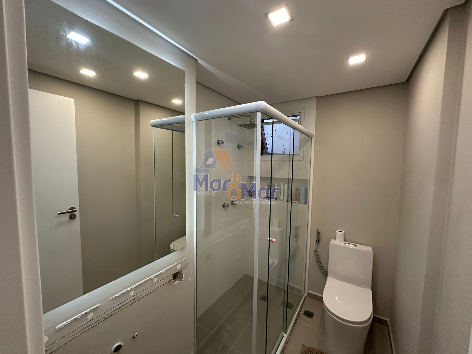 Apartamento na Praia das Pitangueiras, Guarujá - SP