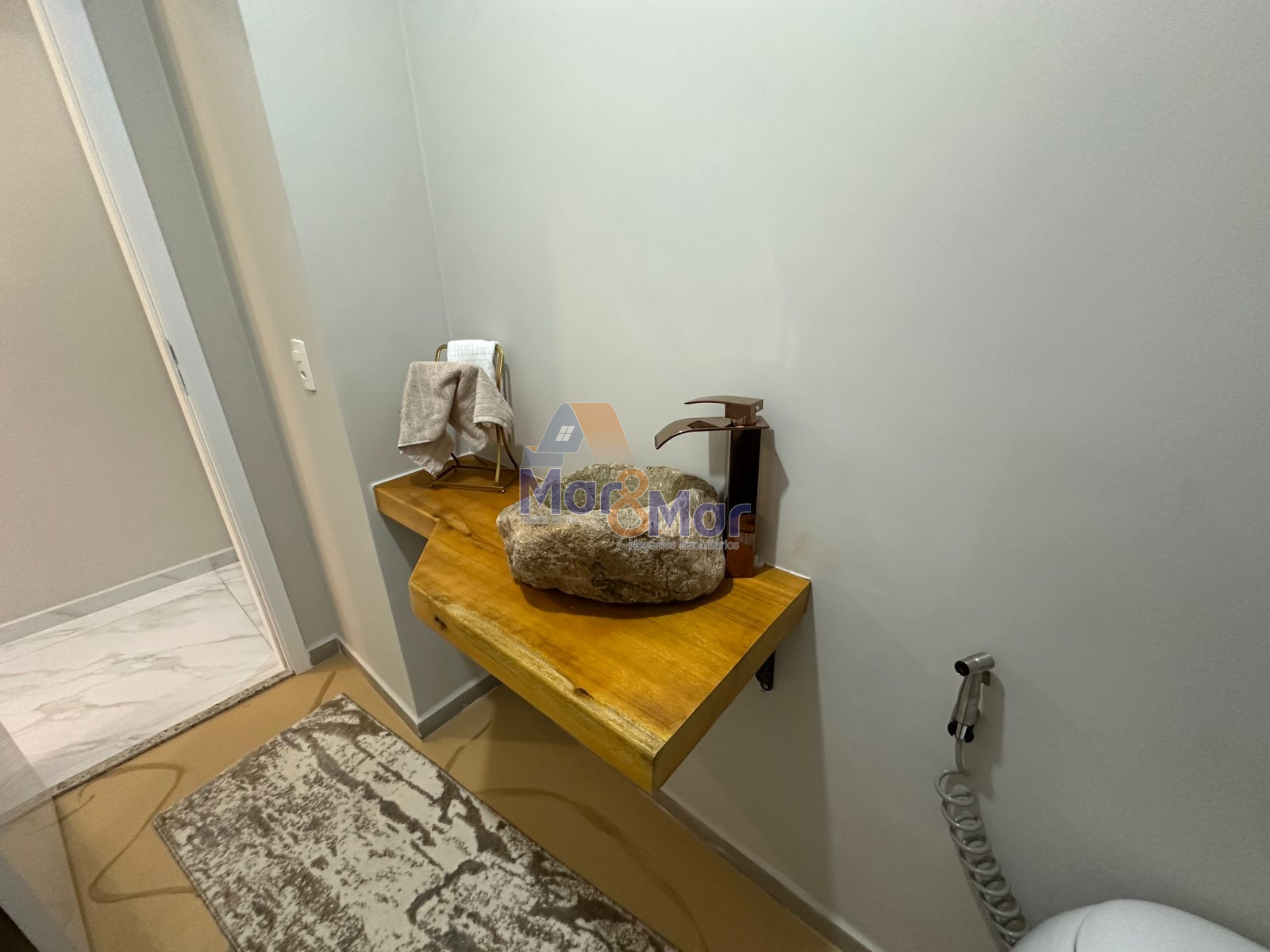 Apartamento na Praia das Pitangueiras, Guarujá - SP