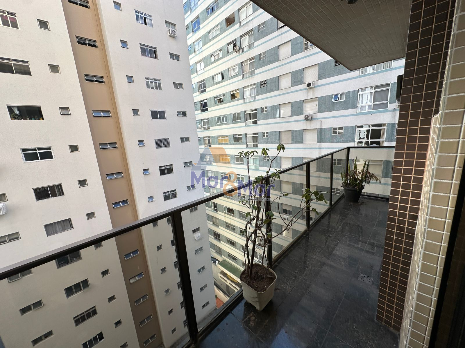 Apartamento na Praia das Pitangueiras, Guarujá - SP