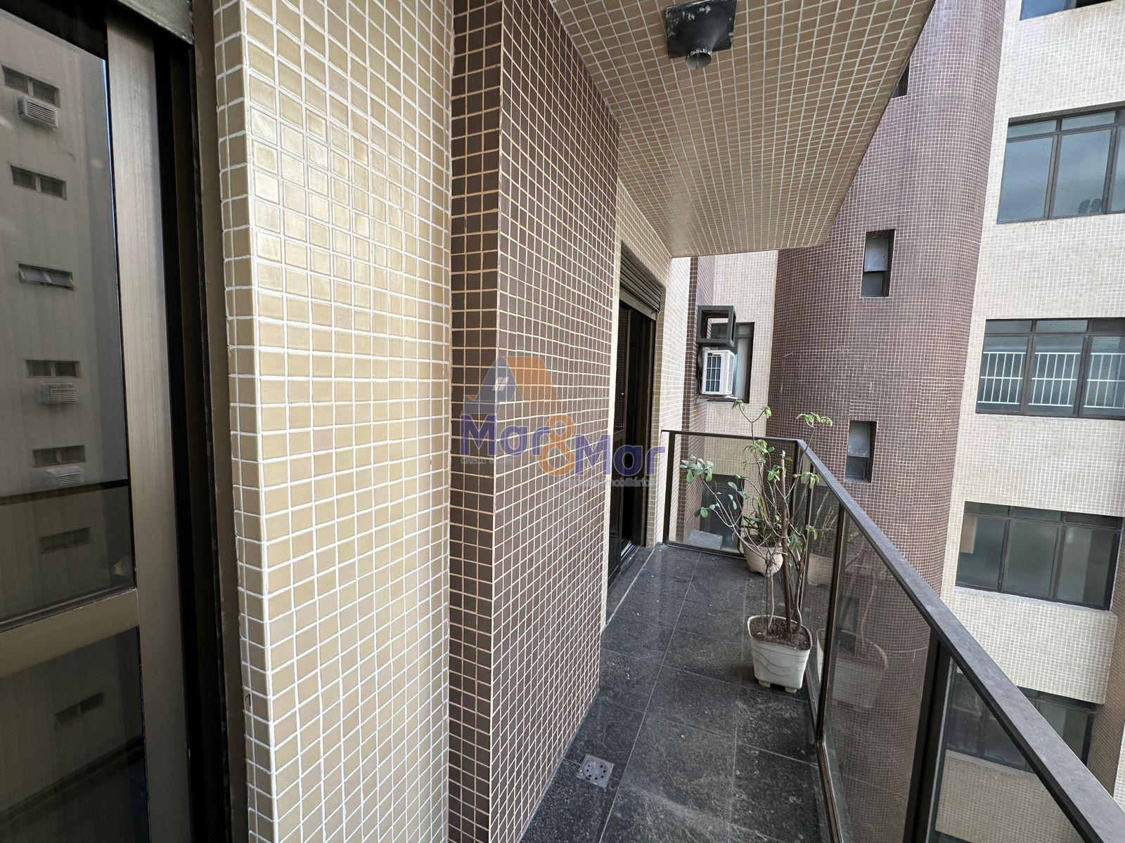Apartamento na Praia das Pitangueiras, Guarujá - SP