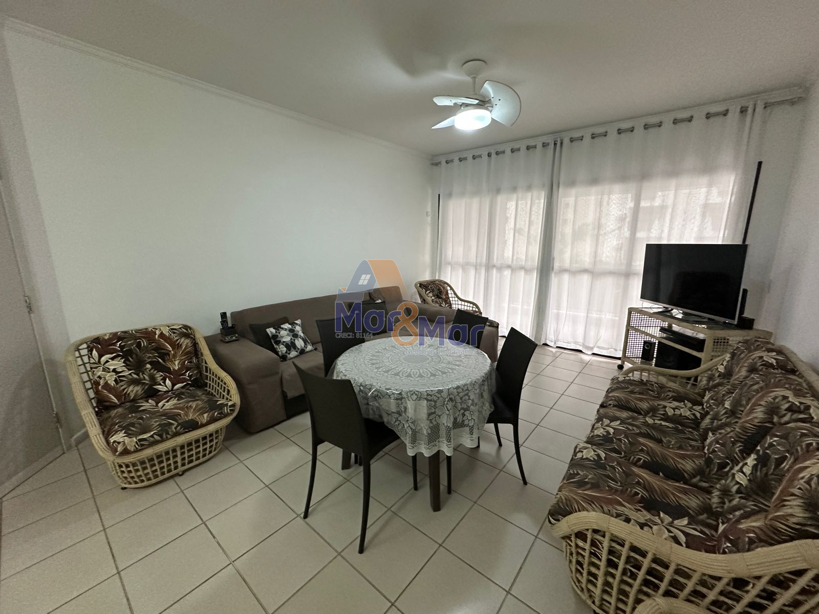 Apartamento na Praia das Pitangueiras, Guarujá - SP