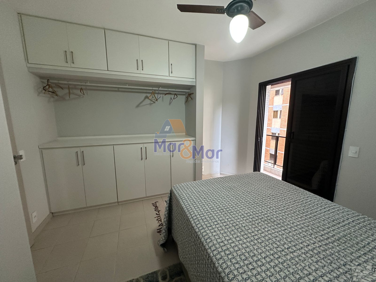 Apartamento na Praia das Pitangueiras, Guarujá - SP