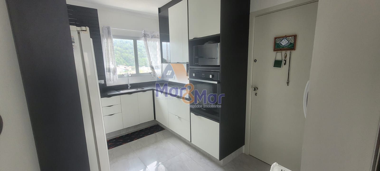 Apartamento na Praia das Pitangueiras, Guarujá - SP