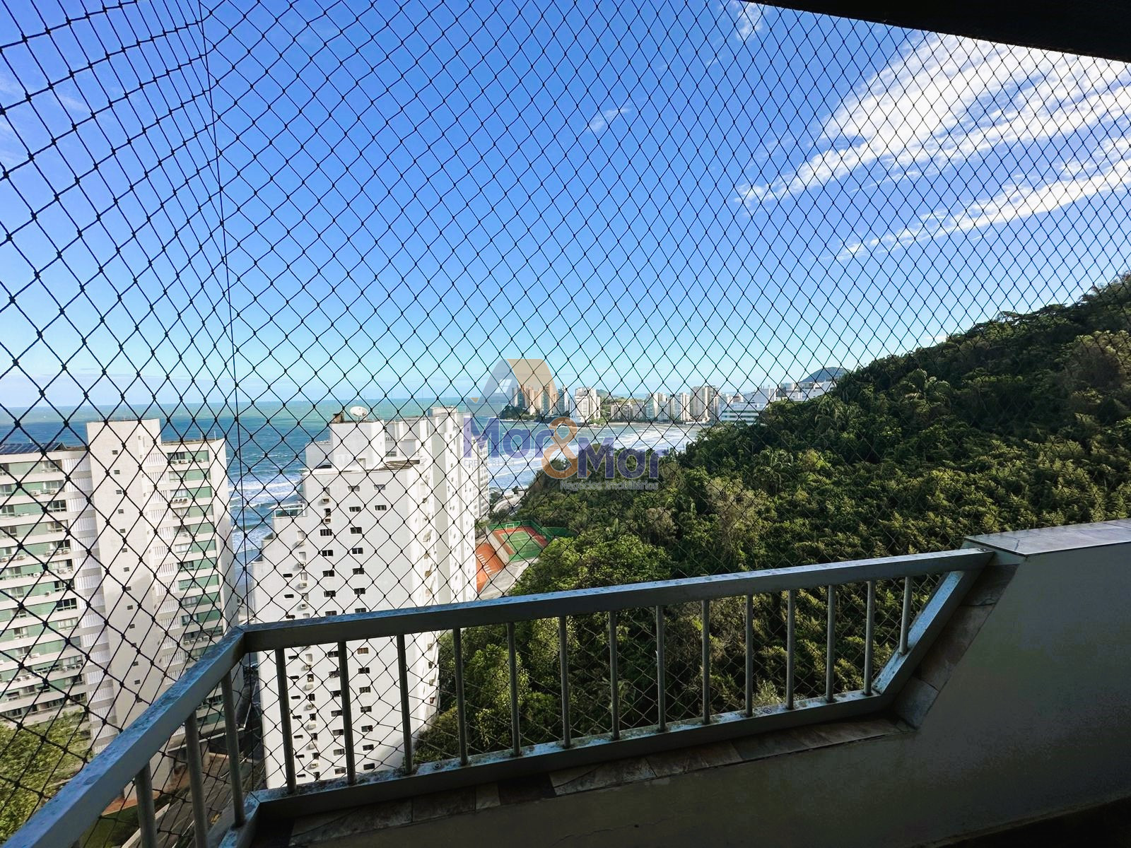 Apartamento na Praia das Pitangueiras, Guarujá - SP