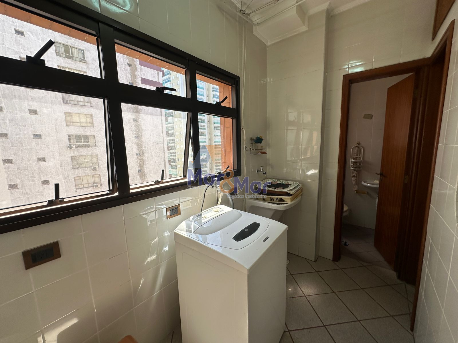 Apartamento na Praia das Pitangueiras, Guarujá - SP