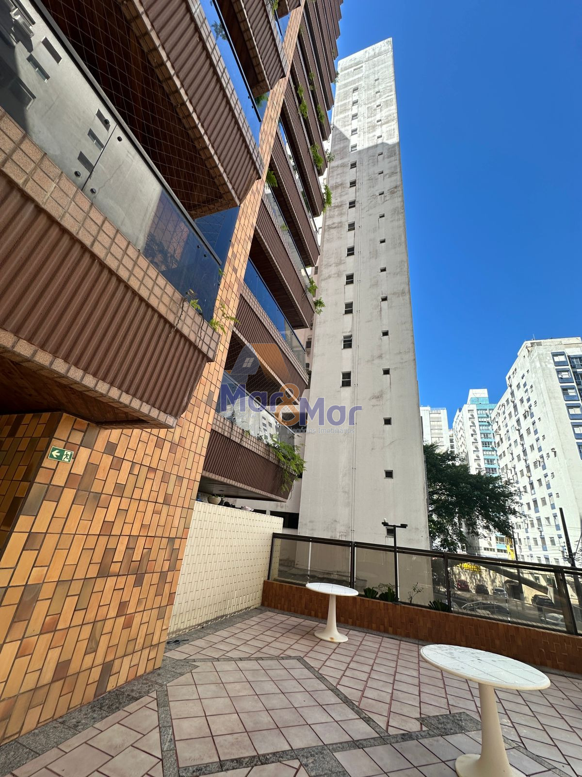 Apartamento na Praia das Pitangueiras, Guarujá - SP