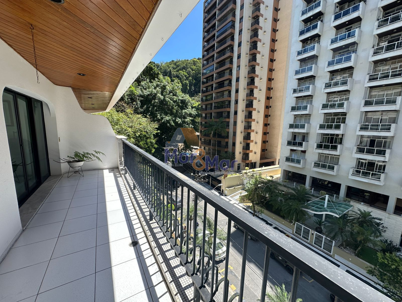 Apartamento na Praia das Pitangueiras, Guarujá - SP