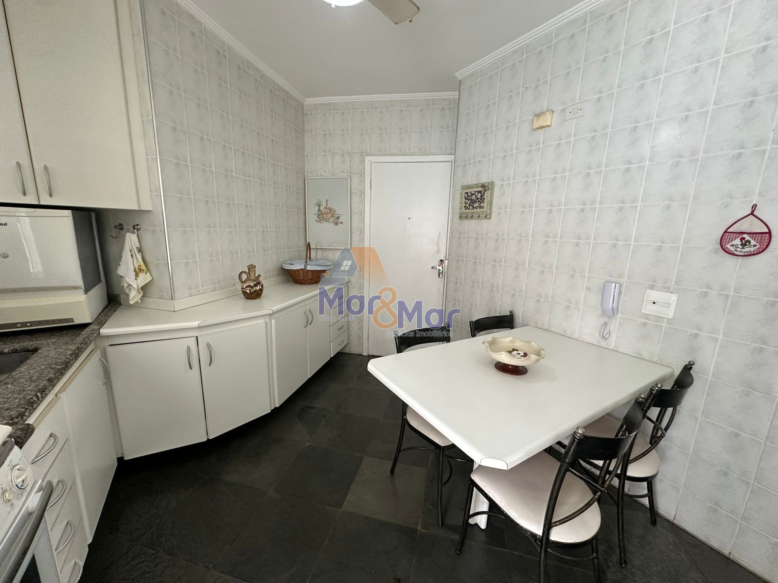 Apartamento na Praia das Pitangueiras, Guarujá - SP