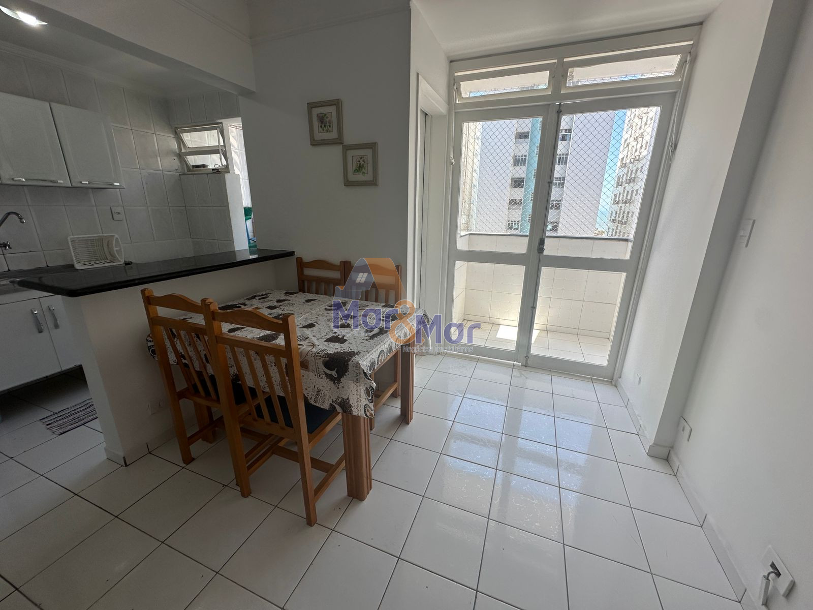 Apartamento na Praia das Pitangueiras, Guarujá - SP
