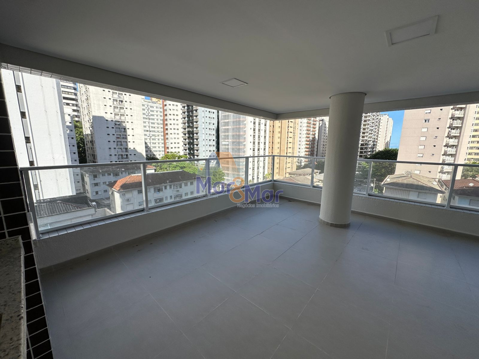 Apartamento na Praia das Pitangueiras, Guarujá - SP