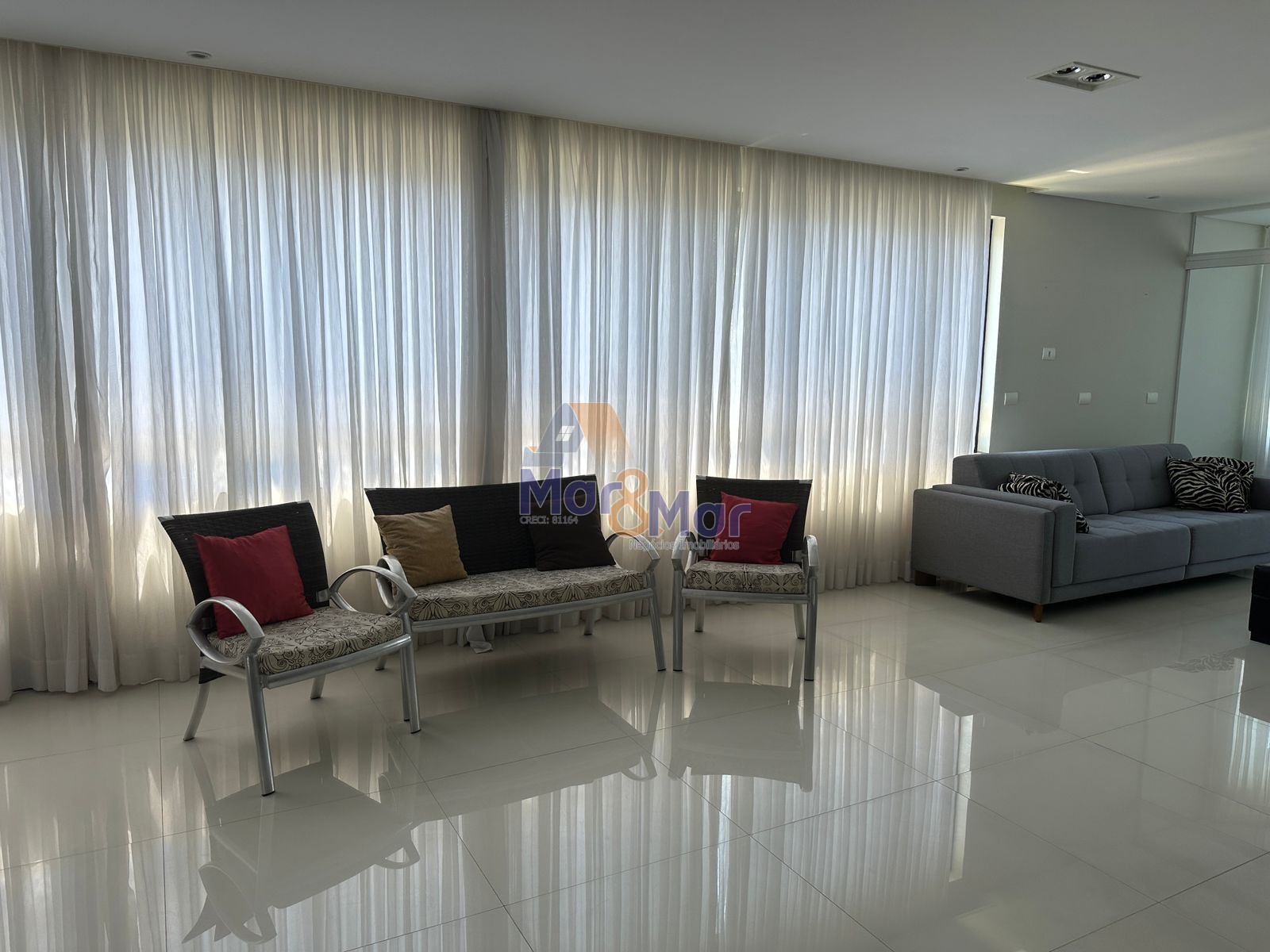 Apartamento na Praia das Pitangueiras, Guarujá - SP