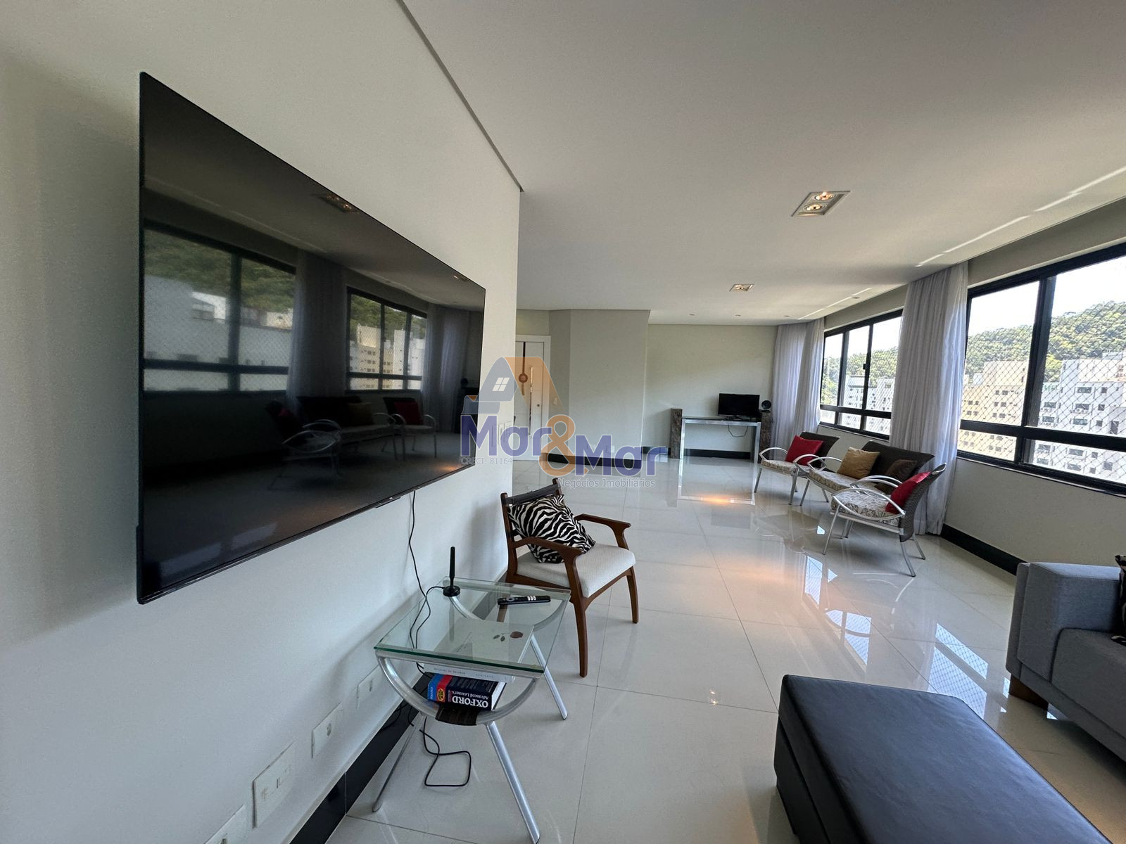 Apartamento na Praia das Pitangueiras, Guarujá - SP